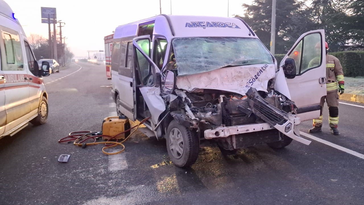 Minibüs tıra çarptı! Nefes kesen kurtarma operasyonu