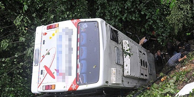 Minibüs uçuruma yuvarlandı: 10 ölü