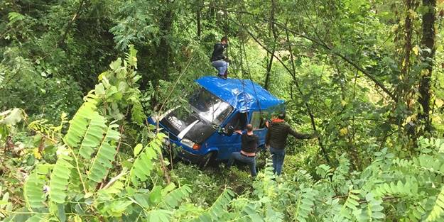 Minibüs uçuruma yuvarlandı: 2 yaralı