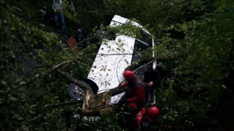 Minibüs uçuruma yuvarlandı! Çok sayıda ölü var!