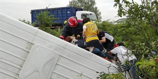 Minibüs üzerinde kurtarılmayı beklediler