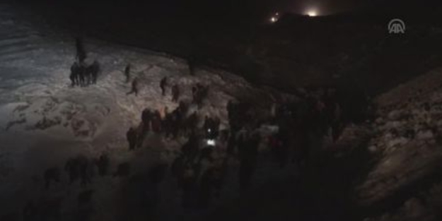 Minibüs ve iş makinesinin üzerine çığ düştü!