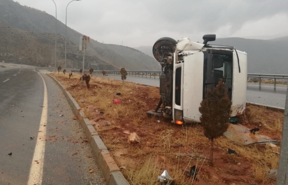 Minibüs yan yattı 