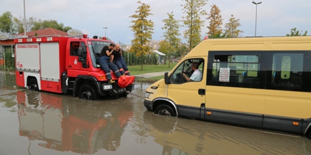 Minibüs yolda mahsur kaldı