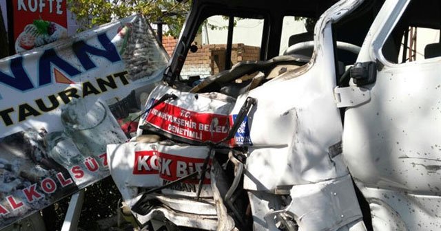 Minibüs yoldan çıktı, 12 yaralı