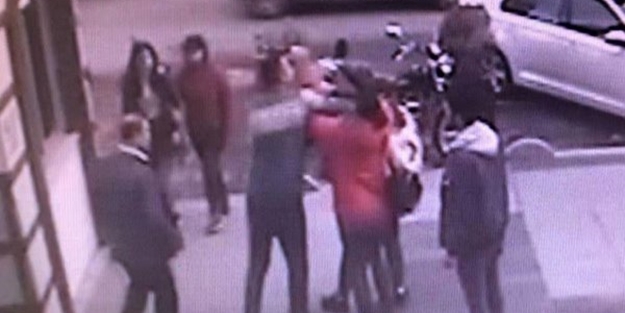 Minibüsçü kendisini uyaran genç kızlara dehşeti yaşattı!