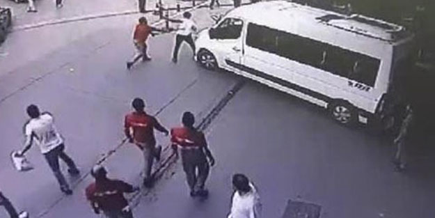 Minibüsçü kemerle polis memurlarına saldırdı, polis silahını ateşledi!