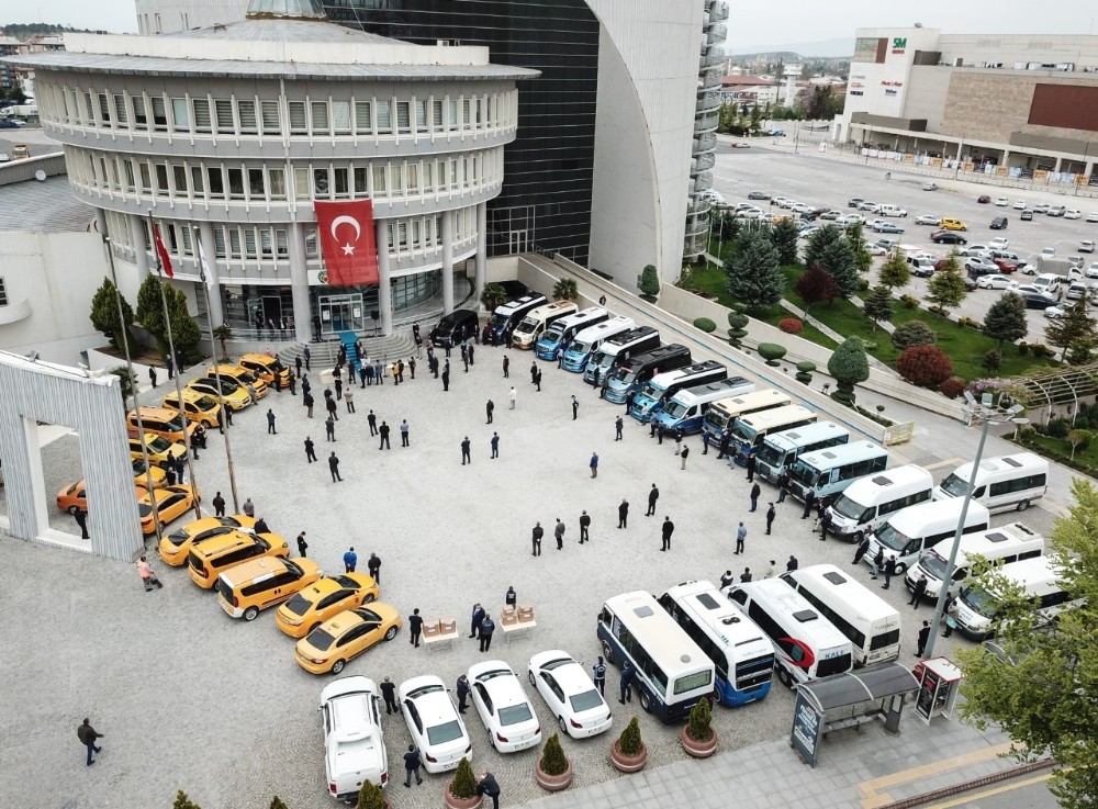 Minibüsçü ve taksici esnafına törenle maske dağıtımı yapıldı 