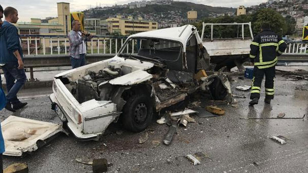 Minibüsle çarpışan kamyonet paramparça oldu: 2 kişi yaralı