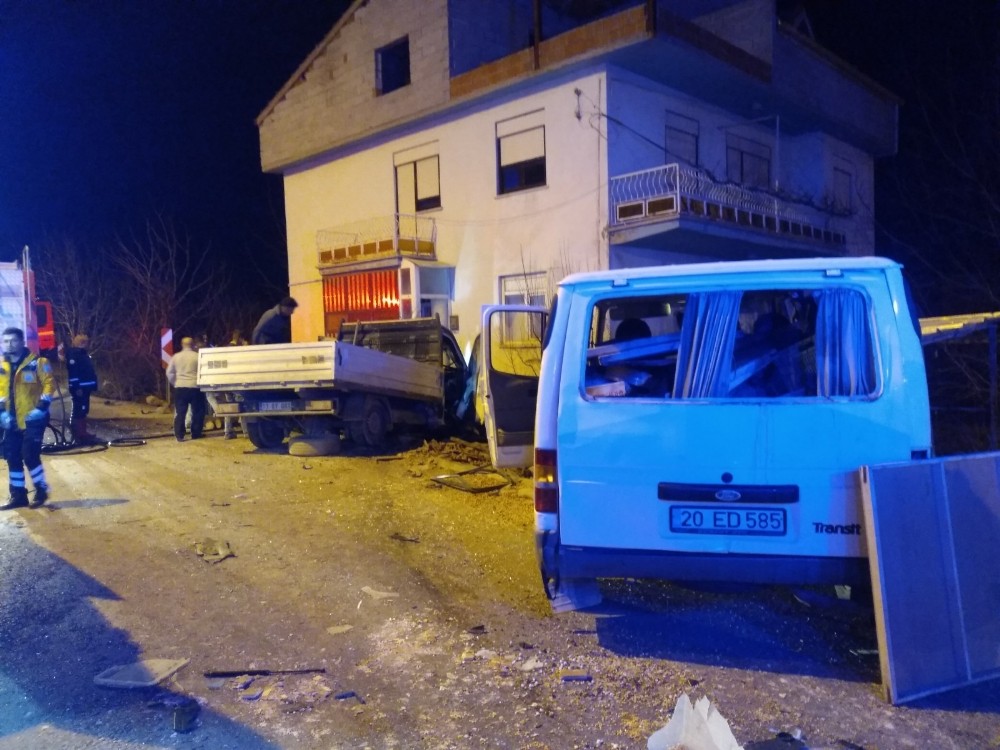 Minibüsle çarpışan kamyonetin evin balkonuna çarpıp alev alması güvenlik kamerasında 