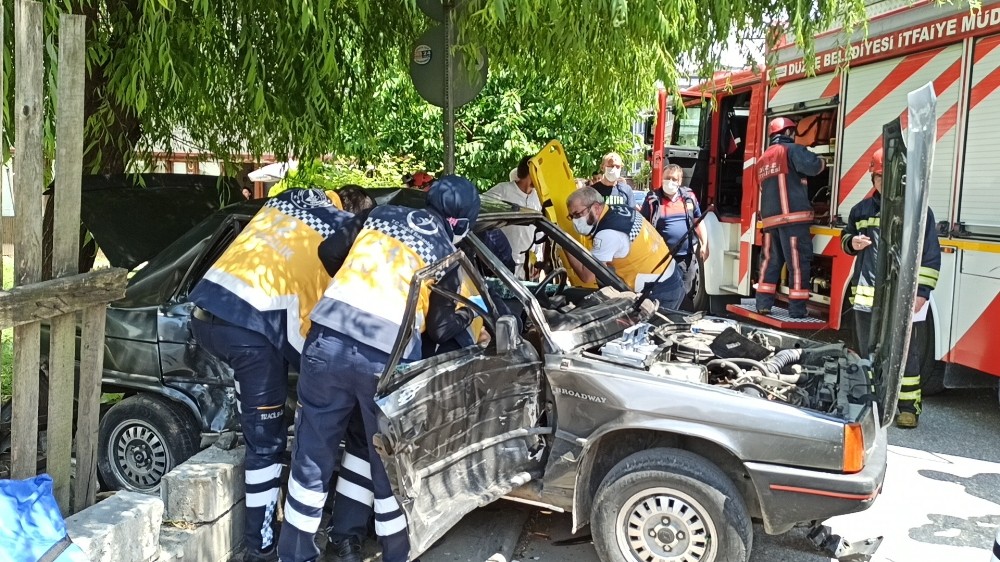Minibüsle çarpışan otomobil evin bahçesine daldı: 2 yaralı 