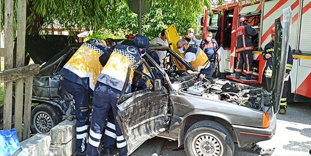 Minibüsle çarpışan otomobil evin bahçesine daldı: Yaralılar var