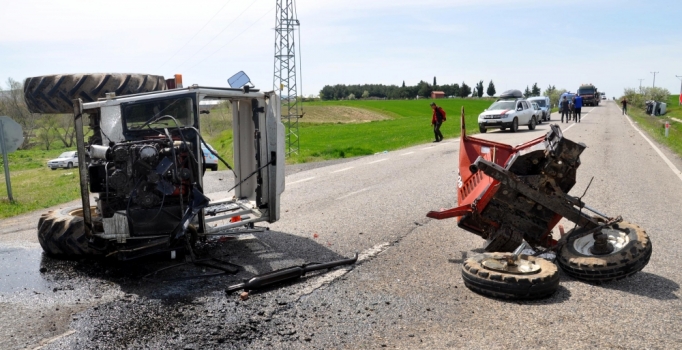 Minibüsle çarpışan traktör ikiye bölündü: 2 kişi yaralı