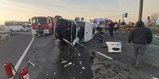 Minibüsle hafriyat kamyonu çarpıştı: Yaralılar var