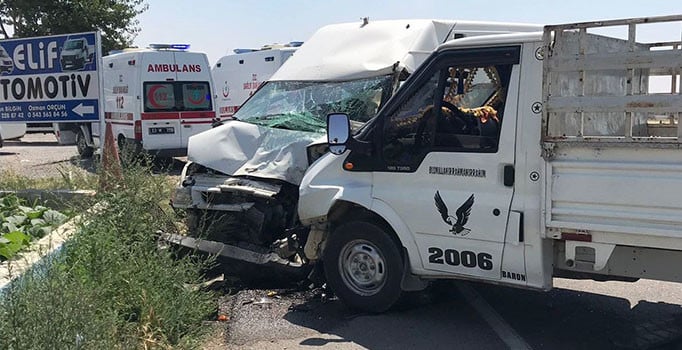 Minibüsle kamyonet çarpıştı: 8 kişi yaralı
