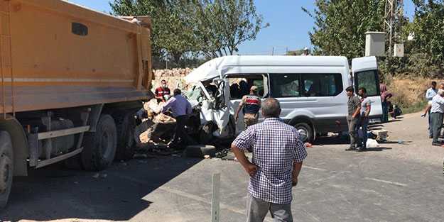 Minibüsle kamyonet çarpıştı! Ölü ve çok sayıda yaralı var