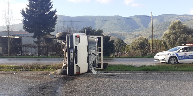 Minibüsle kamyonet çarpıştı... Yaralılar var