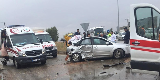 Minibüsle otomobil birbirine girdi! Çok sayıda yaralı var