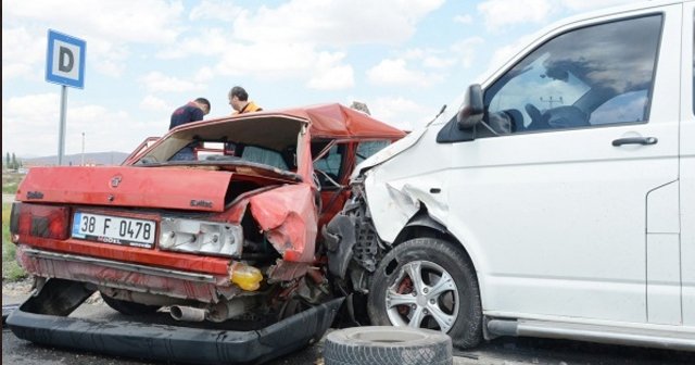 Minibüsle otomobil çarpıştı: 2 ölü