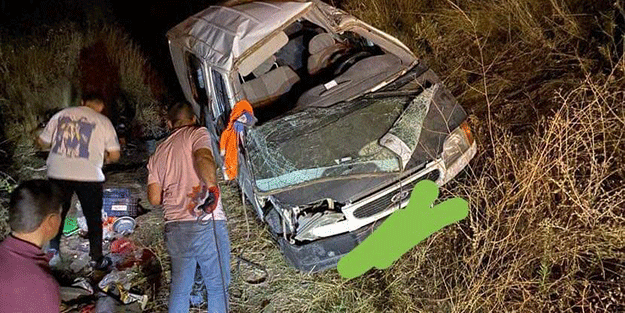 Minibüsle otomobil çarpıştı!