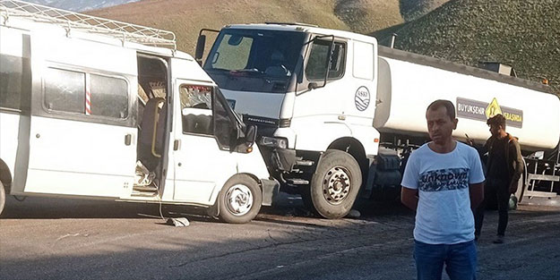 Minibüsle tanker çarpıştı! Yaralılar var