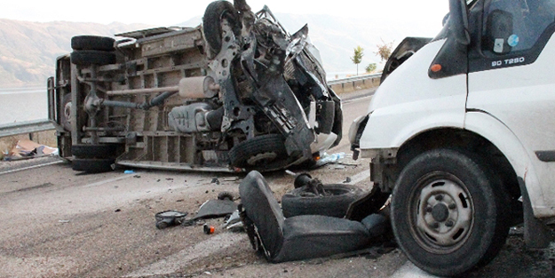 Minibüsler çarpıştı: Ölü ve yaralılar var