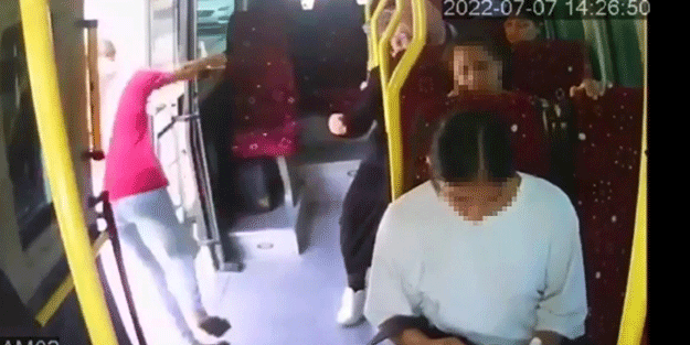 Minibüste 'açık kapı' can aldı! Kadın yolcu böyle düştü