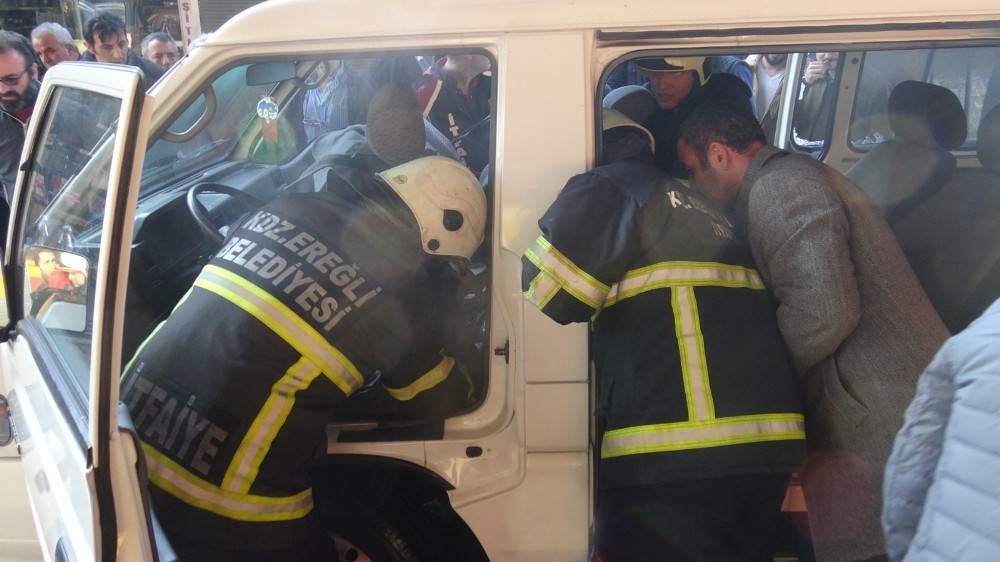 Minibüste çıkan yangını vatandaşlar söndürdü 
