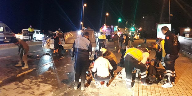 Minibüstekiler caddeye fırladı! İstanbul'da gece vakti can pazarı
