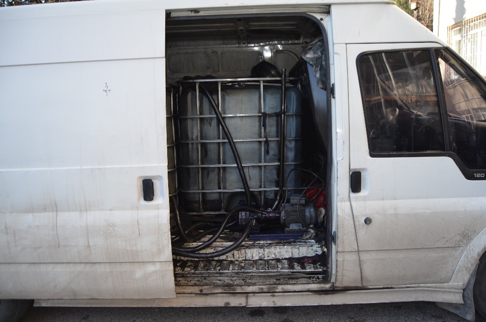 Minibüsü mobil kaçak akaryakıt istasyonu yapmışlar 