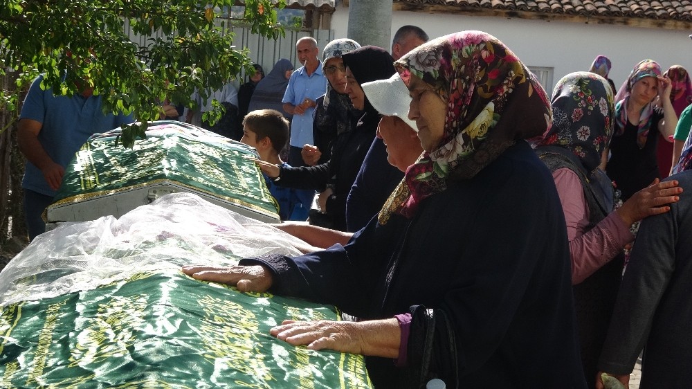 Minibüsün altında can veren anne ve kızı son yolculuğuna uğurlandı 
