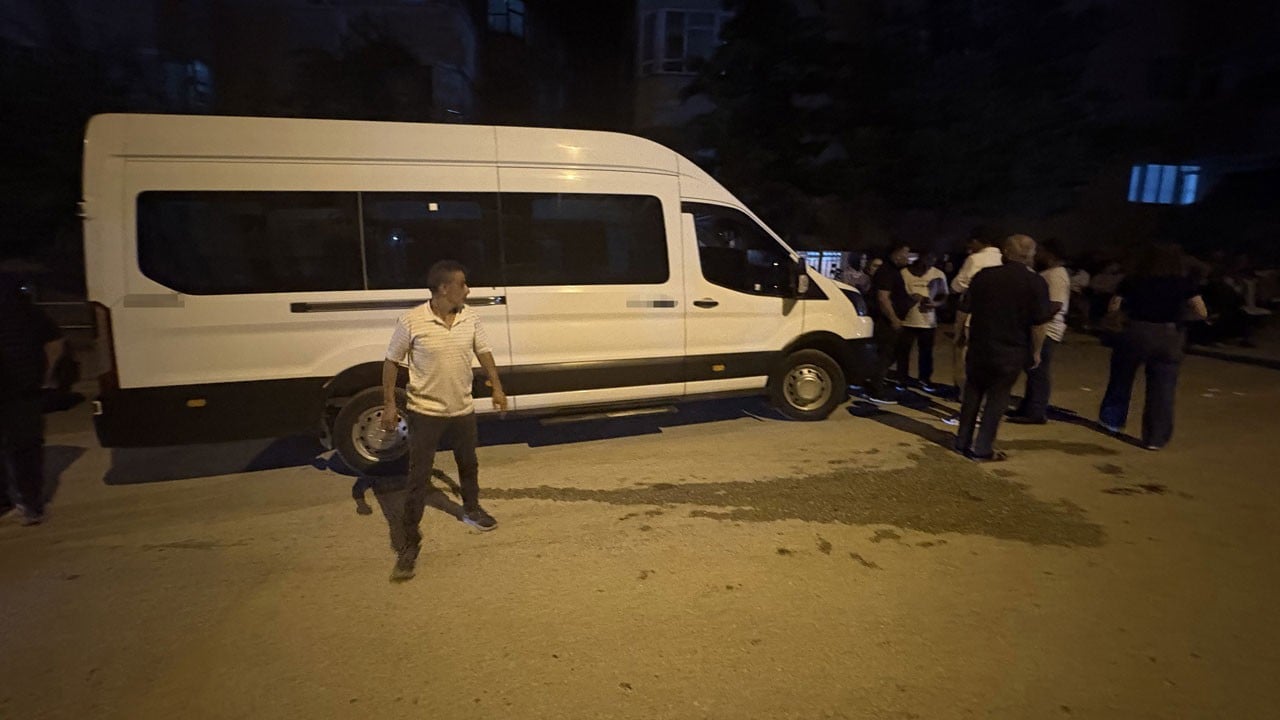 Minibüsün altındaki sis meşalesini almak istedi! 9 yaşındaki çocuk aracın altında kaldı