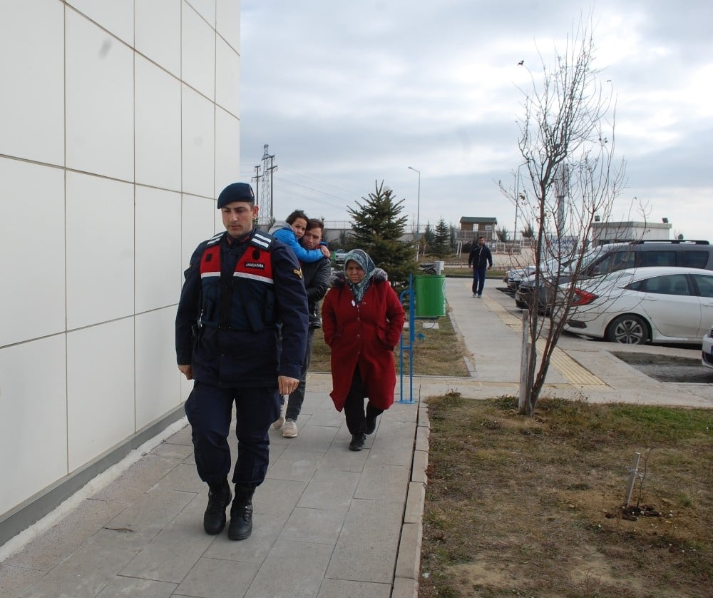 Minibüsün lastiği patlayınca 32 göçmeni bırakıp kaçtı 