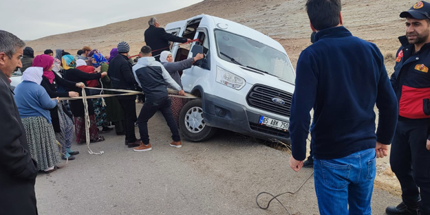 Minibüsün şarampole yuvarlanmaması için iple tuttular