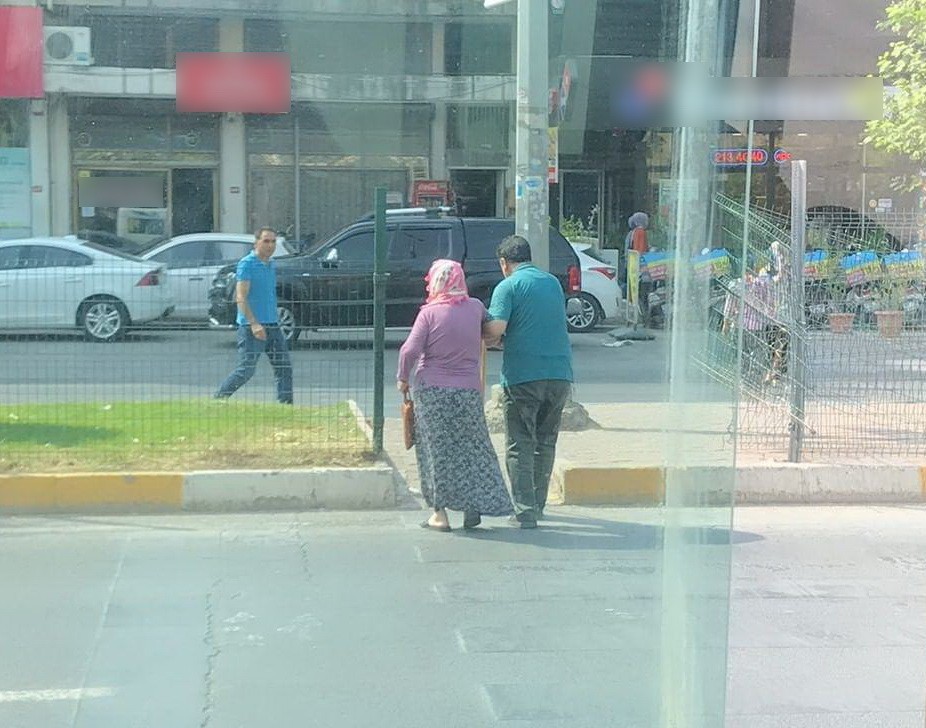 Minibüsünü bırakıp yolcusunun yardımına koştu 