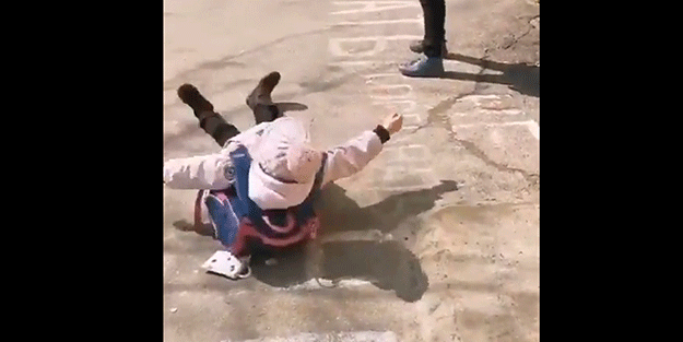 Miniğe takla attıran çanta