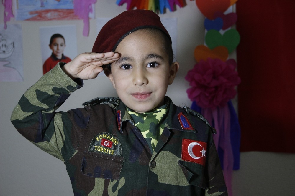 Minik Ahmet’in ’Bayrak’ sevgisi 