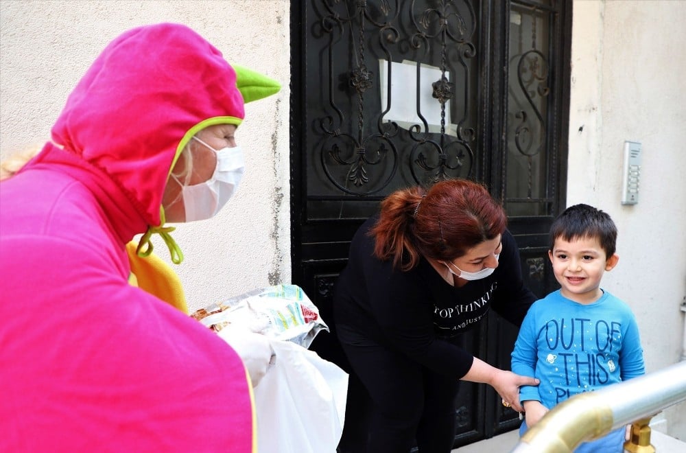 Minik Ali’nin süt ve bisküvi mutluluğu 