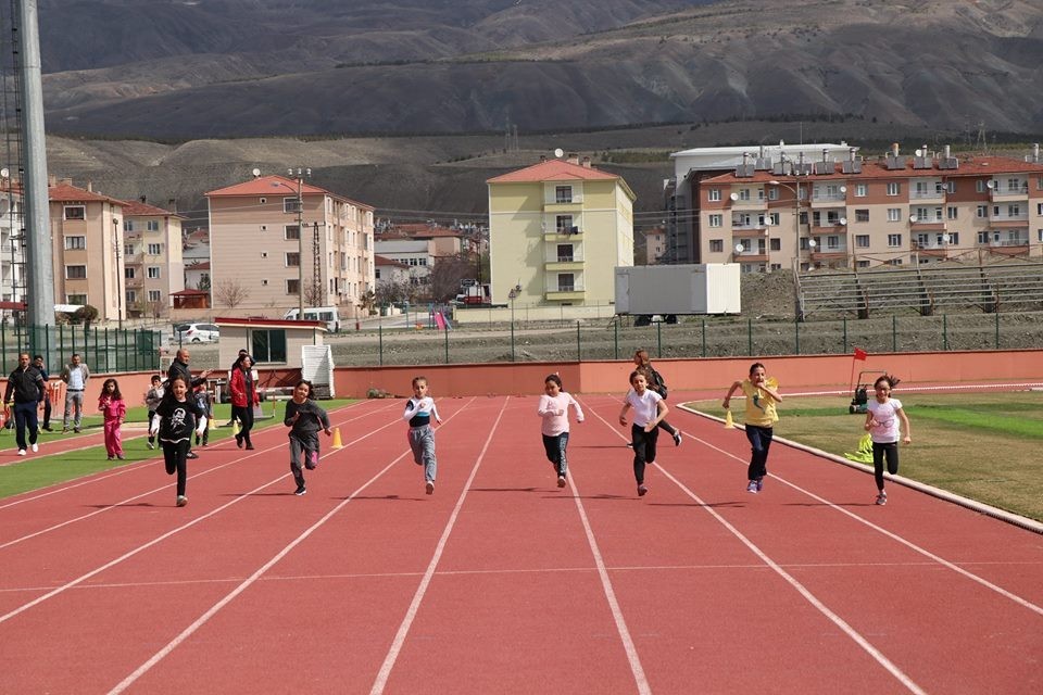 Minik atletler birinci gelebilmek için var güçleriyle koştu 