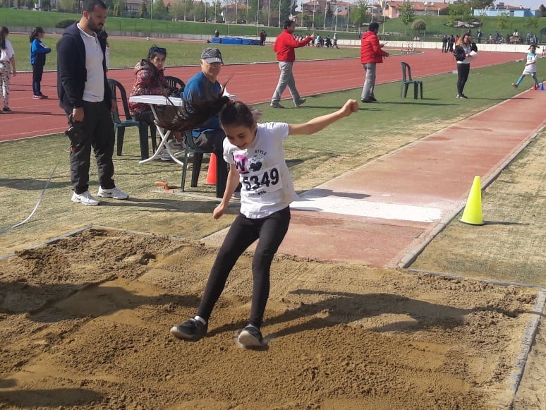 Minik atletler madalya için ter döktü 