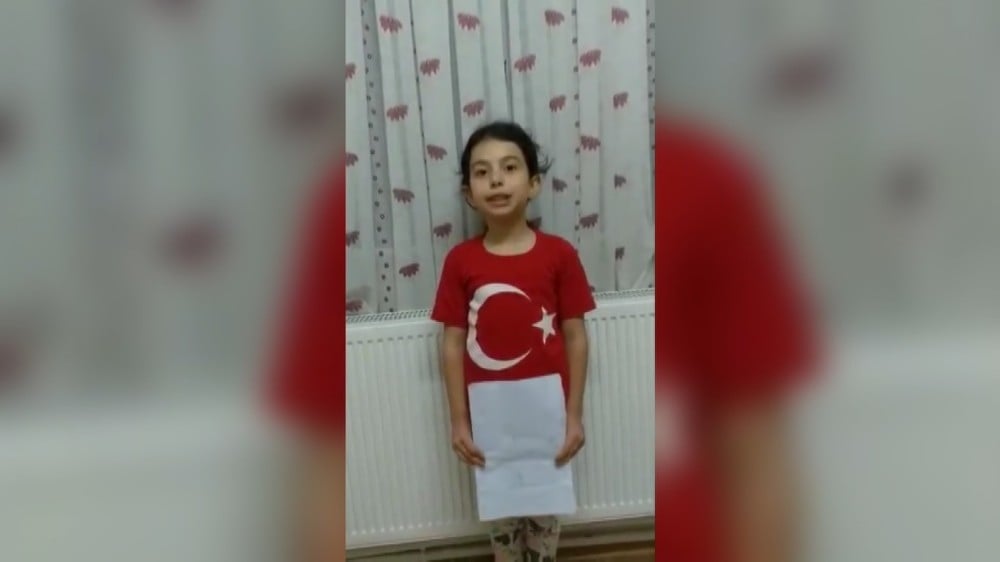 Minik Begüm’den Milli Eğitim Müdürü Esen’i duygulandıran şiir 
