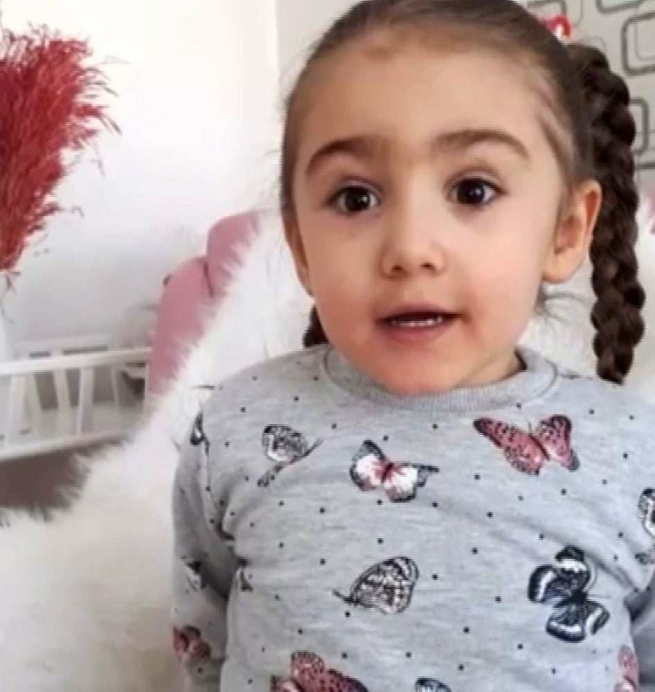 Minik Beril’in sağlık çalışanı anne ve babasına özlemi duygulandırdı 
