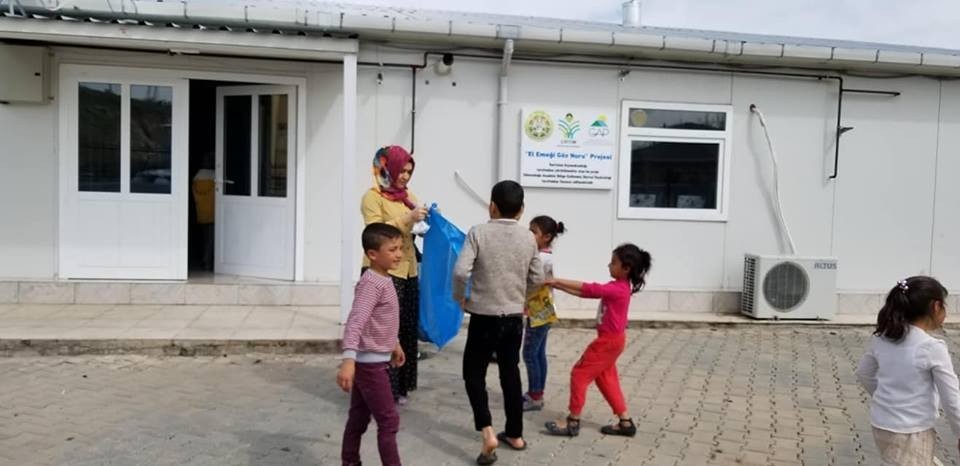 Minik çocuklar temiz çevre için çöp topladı 