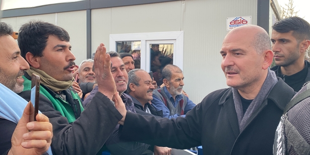 Minik çocuktan duygulandıran hareket: Bakan Soylu'ya teslim etti