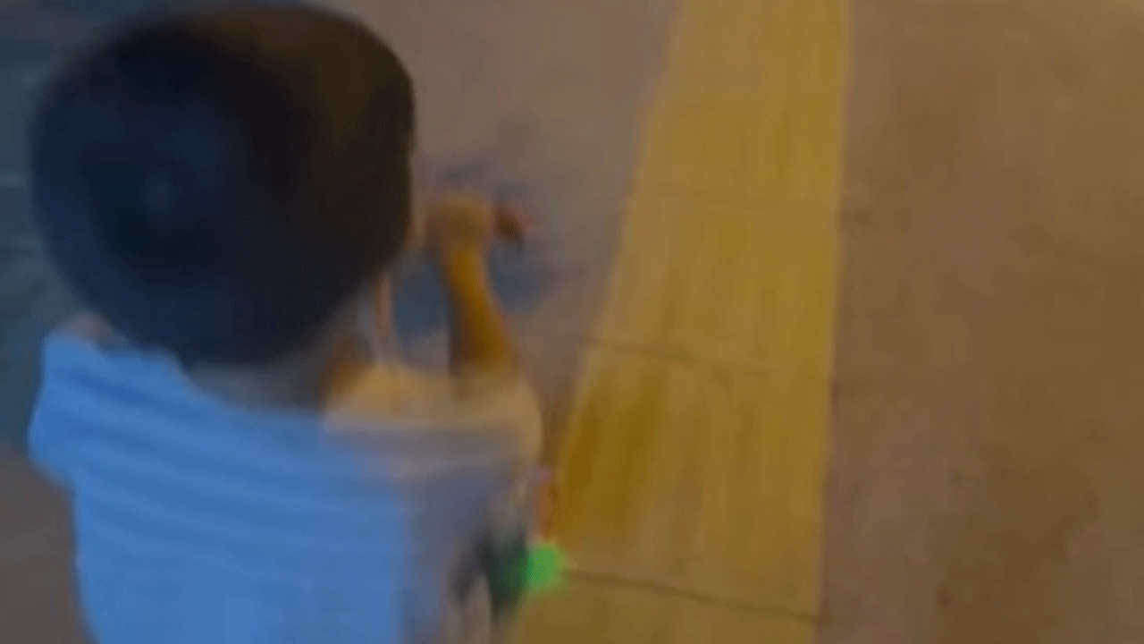 Minik çocuktan utanın bari: 'Belediye bu ne biçim bir yol'