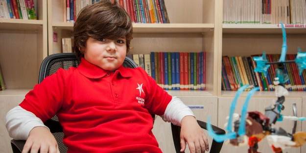 8 yaşıdaki minik fizik, kimya dersleri alıyor!