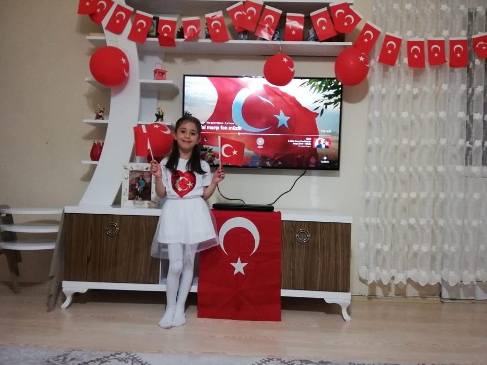Minik Defne, İstiklal Marşı’nın 10 kıtasını ezbere okudu 