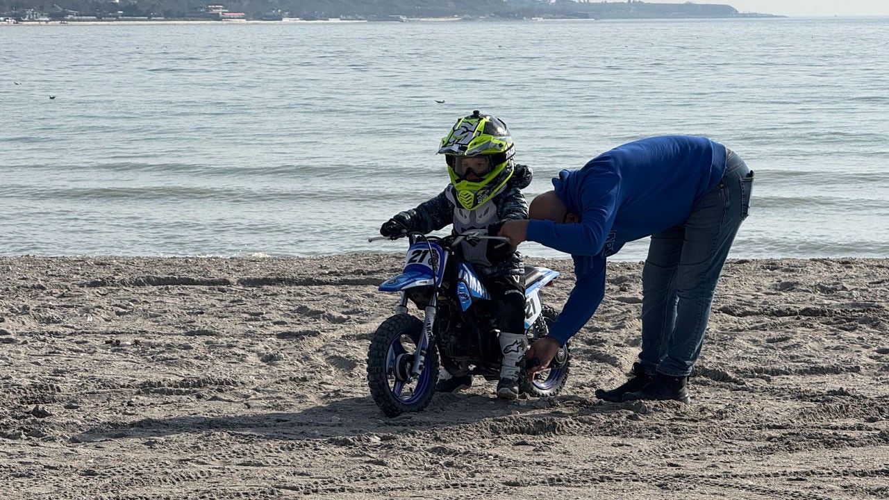 Minik Deniz, kumlarda şov yaptı! 3,5 yaşında motocross şampiyonu gibi