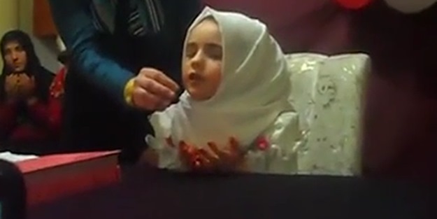 Minik Ecrin'den duygulandıran hatim duası