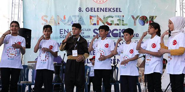 Minik eller birleşti, engeller sanat oldu